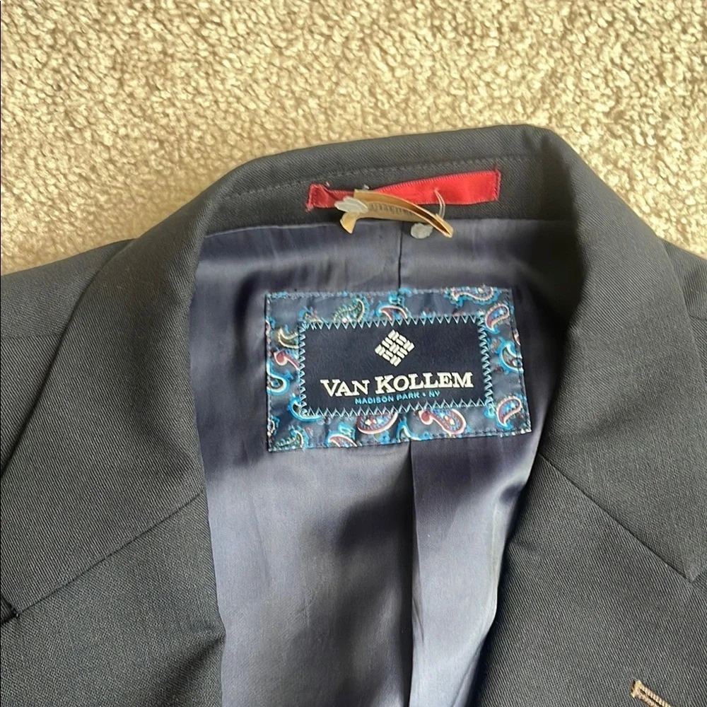 Blue Fitted Blazer with Notched Lapels and Textured Fabric